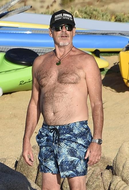 Chấm điểm loạt sao nam khoe thân “đốn tim” fans nữ - 9 Ở tuổi 64, “điệp viên” Pierce Brosnan vẫn tự tin khoe dáng