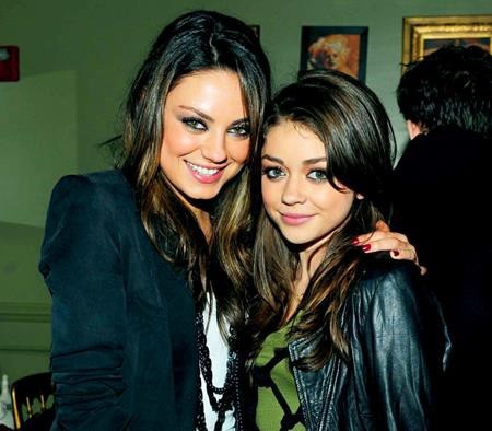 Hoa mắt với những cặp “sao” giống nhau y đúc - 9 Sarah Hyland đã tỏ rõ vẻ vui mừng khi được chụp hình chung với cô “chị gái” khác họ Mila Kunis.