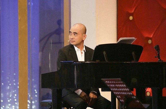 NSND Trần Nhượng tự “minh oan”, MC Lại Văn Sâm bênh vực “người kế nhiệm” - 9 Trấn Thành không quên “chặt chém” Phương Vy khi vừa xuất hiện đã hỏi thẳng thực hư tin đồn Phương Vy là một trong những mối tình đã qua của “nhạc sĩ ruột” Đức Trí. Đức Trí ngay lập tức phân bua: Tin đồn thì mãi là tin đồn và tin đồn thì không cần giải thích”.