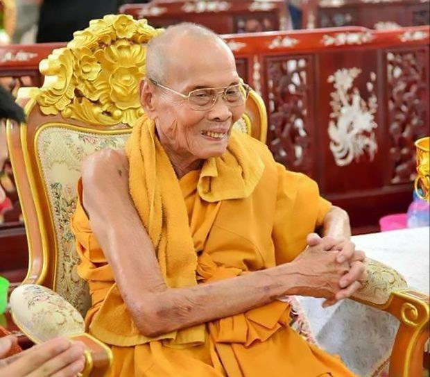 Những hình ảnh đáng kinh ngạc về "thi thể mỉm cười" của vị sư đã qua đời 2 tháng - 3
Vị sư qua đời do bệnh tật ở tuổi 92.