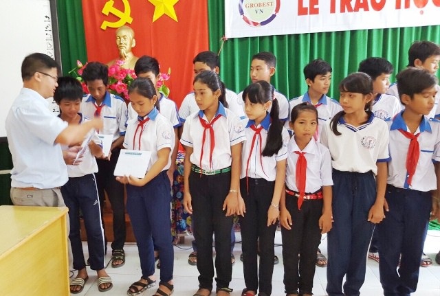 100 suất học bổng Grobest Việt Nam đến với học sinh nghèo Sóc Trăng - 6 Các em học sinh Trường THCS Châu Văn Đơ nhận học bổng từ đại diện Công ty Grobest Việt Nam tại khu vực thị xã Vĩnh Châu trao tặng.