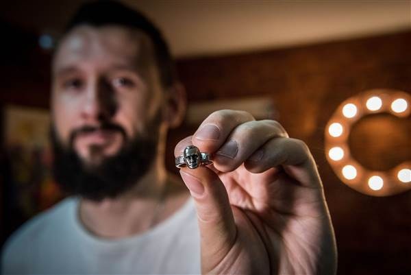 Gleb Krainik cầm chiếc nhẫn có hình Tổng thống Putin (Ảnh: NBC)