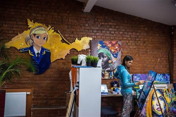 Họa sĩ Yulia Khaliullina từng vẽ nhiều chân dung của Tổng thống Putin (Ảnh: NBC)