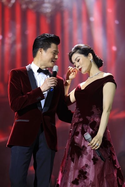 Quang Dũng nắm tay Lệ Quyên bước từ nhạc Trịnh sang… Bolero - 8 Xuất hiện bên cạnh Lệ Quyên từ những ca khúc nhạc Trịnh nổi tiếng đến những ca khúc được yêu thích khác là Quang Dũng. Nam ca sĩ cùng Lệ Quyên đã vô cùng tình cảm, dắt nhau qua những tình khúc nổi tiếng như: “Tình nhớ”, “Trả lại em”. Chất giọng của hai ca sĩ nổi tiếng thực sự thể hiện được trọn vẹn cảm xúc qua từng câu hát.
