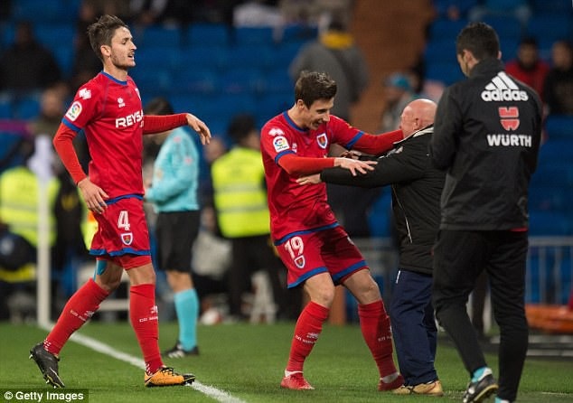 Real Madrid gây thất vọng khi hòa đội bóng hạng hai - 7
Guillermo lập cú đúp vào lưới Real Madrid và anh không kiềm chế được sự vui sướng
