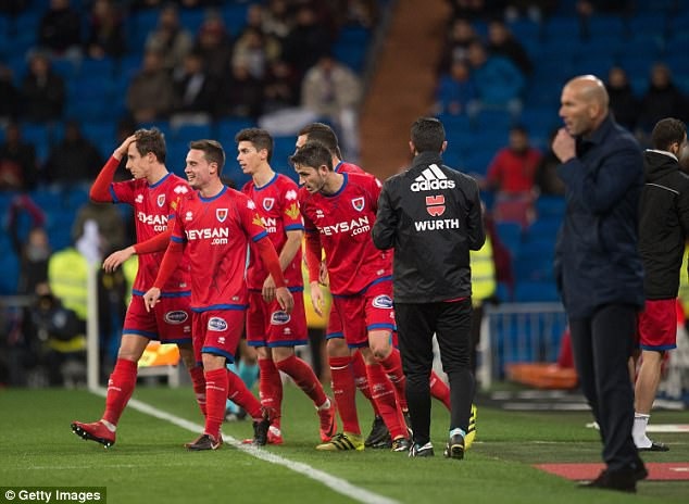 Real Madrid gây thất vọng khi hòa đội bóng hạng hai - 6
Numancia đang chơi ở giải hạng hai, nhưng họ chơi sòng phẳng và không hề thua kém Real Madrid