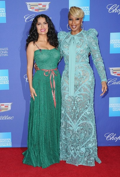 Salma Hayek trẻ đẹp ở tuổi 51 - 3
Salma Hayek chụp ảnh cùng ca sỹ Mary J. Blige