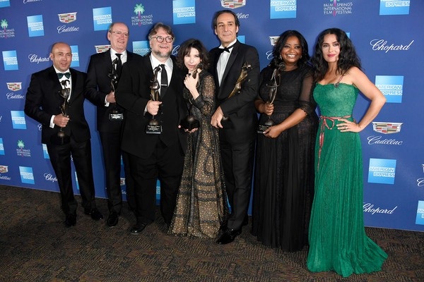 Salma Hayek trẻ đẹp ở tuổi 51 - 4
Salma Hayek bên các đồng nghiệp “- đoàn làm phim The Shape of Water