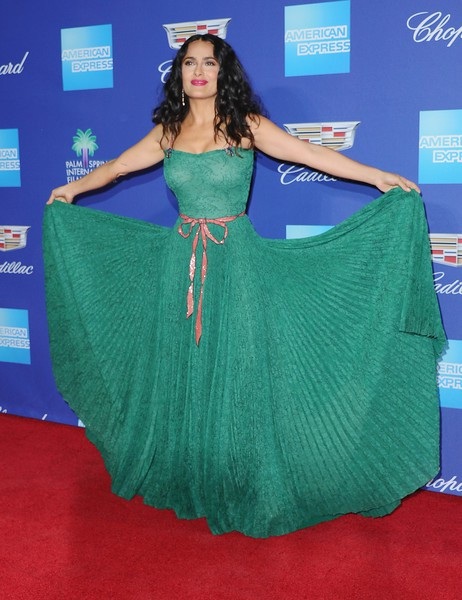 Salma Hayek trẻ đẹp ở tuổi 51 - 5
Salma Hayek từng là biểu tượng gợi cảm của Hollywood, được yêu thích với các phim như Desperado (1995), From Dusk Till Dawn (1996), Dogma (1999), Wild Wild West (1999)....