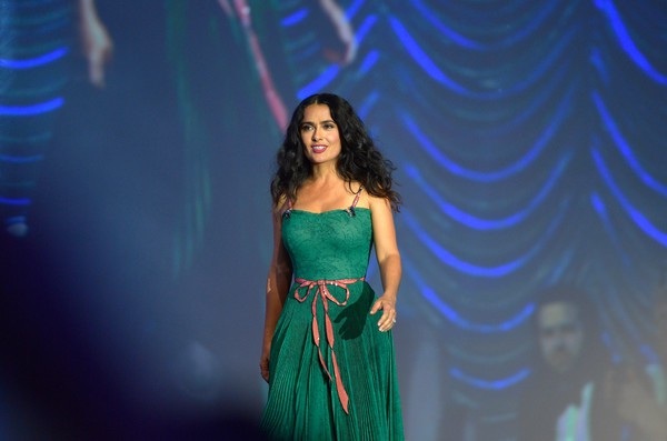 Salma Hayek trẻ đẹp ở tuổi 51 - 6
Cô kết hôn với đại gia François-Henri Pinault vào năm 2009 tại Paris sau khi con gái của họ Valentina được 2 tuổi