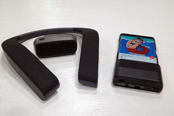 Samsung mang đến CES 2018 loạt thiết bị thông minh với tính năng cực độc đáo - 3 Loa công nghệ S-Ray giúp âm thanh phát trực tiếp đến tai người nghe, không làm ảnh hưởng đến những người xung quanh