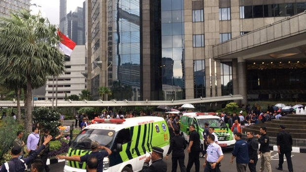 Tầng lửng sàn chứng khoán Jakarta đổ sập, thị trường vẫn giao dịch bình thường - 3 Xe cấp cứu nối đuôi nhau đưa người bị thương đến các bệnh viện gần nhất. (Nguồn: CBS News)