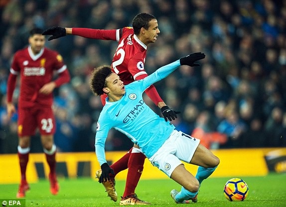 Liverpool 4-3 Man City: Mãn nhãn ở Anfield - 2
Sane (phải) không thể giữ được thăng bằng trước sự tranh chấp quyết liệt của Matip (trái)