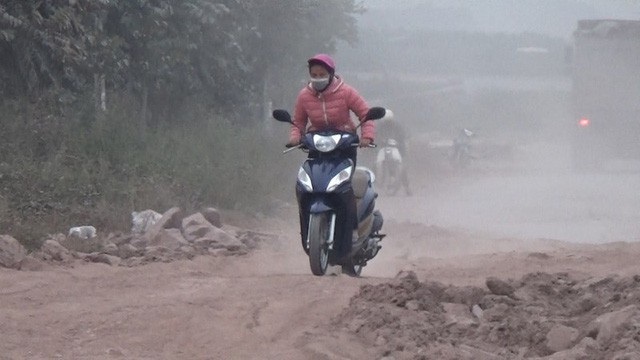 Bắc Giang: Dẹp tan bằng được nạn xe quá tải “nở rộ” khiến người dân “kêu trời”! - 2
Nhân dân gánh chỉu hậu quả nhãn tiền của tình trạng xe quá tải lộng hành rất bất thường tại Bắc Giang.