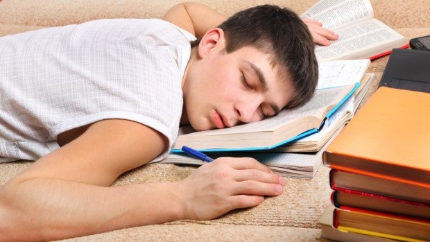Thiếu ngủ làm giảm thành tích học tập - 1 Thiếu ngủ có ảnh hưởng nghiêm trọng đến hiệu suất học tập, làm việc và mức độ tập trung. (ảnh minh họa)