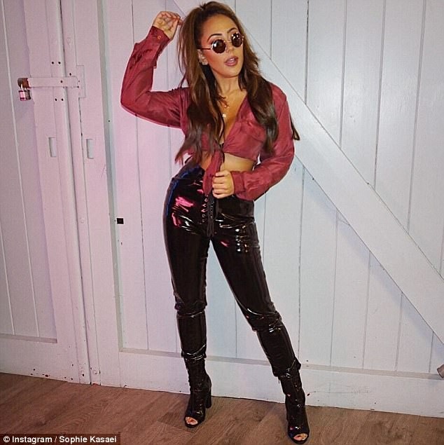 
Sophie Kasaei tự tin khoe dáng trong những bộ trang phục nữ tính, gợi cảm hơn sau khi giảm cân thành công.
