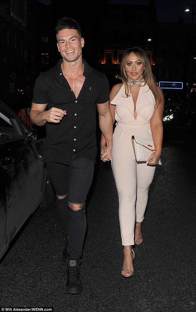 
Sophie Kasaei chia tay với bạn trai 5 năm Joel vào tháng 11/2017.
