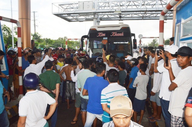 Nhân viên trạm BOT Sóc Trăng hạ barie, không bán vé gây kẹt xe nghiêm trọng - 1 Rất nhiều tài xế phản ứng tại Trạm BOT Sóc Trăng khiến khu vực này trở nên khá căng thẳng.