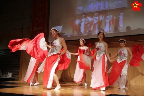 Tết Việt sớm ấm áp của DHS Việt giữa lòng Tokyo lạnh giá - 6 Những điệu múa uyển chuyển đắm say lòng người.
