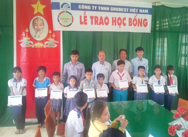 Trao 220 suất học bổng Grobest đến học sinh nghèo Sóc Trăng - 5 Trao học bổng đến học sinh trường Tiểu học Hòa Đông 2 (thị xã Vĩnh Châu).