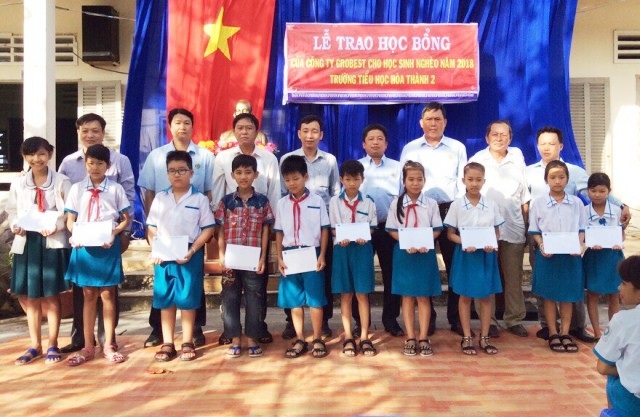 Trao 120 suất học bổng Grobest Việt Nam đến học sinh nghèo Cà Mau - 3 Học sinh Trường Tiểu học Hòa Thành 2 nhận học bổng của Công ty Grobest Việt Nam.