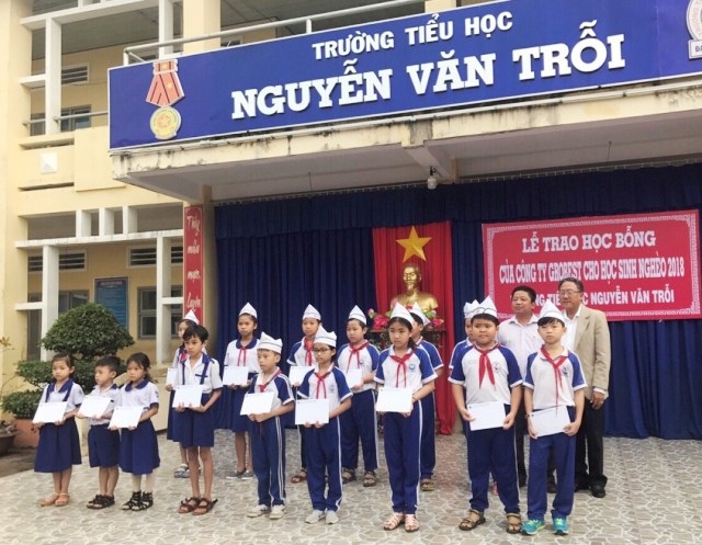 Trao 120 suất học bổng Grobest Việt Nam đến học sinh nghèo Cà Mau - 2 Trao học bổng cho học sinh Trường Tiểu học Nguyễn Văn Trỗi.
