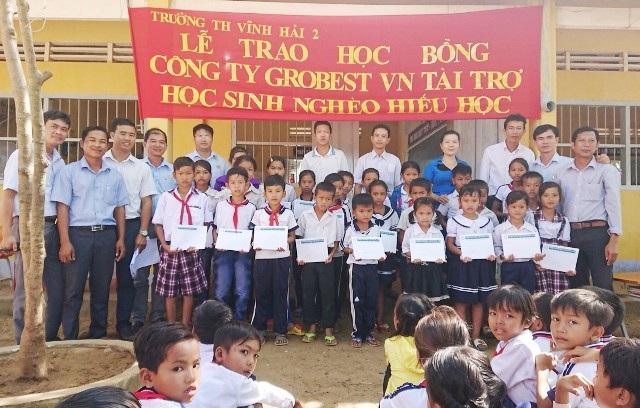 100 suất học bổng Grobest Việt Nam đến với học sinh nghèo Sóc Trăng - 5 Trao học bổng Grobest Việt Nam đến học sinh Trường Tiểu học Vĩnh Hải 2.