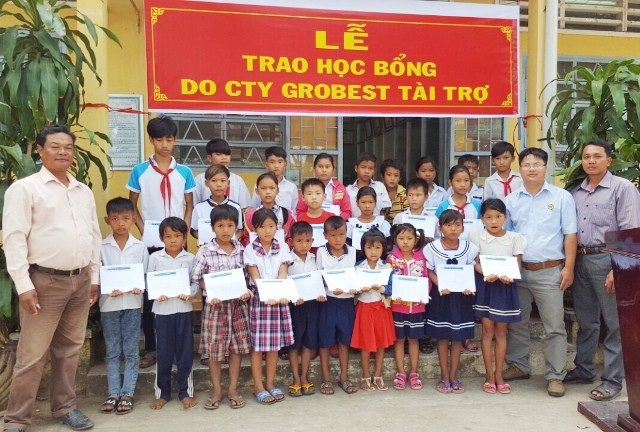 100 suất học bổng Grobest Việt Nam đến với học sinh nghèo Sóc Trăng - 3 Học sinh Trường Tiểu học Vĩnh Hải 3 nhận học bổng của Công ty Grobest Việt Nam.