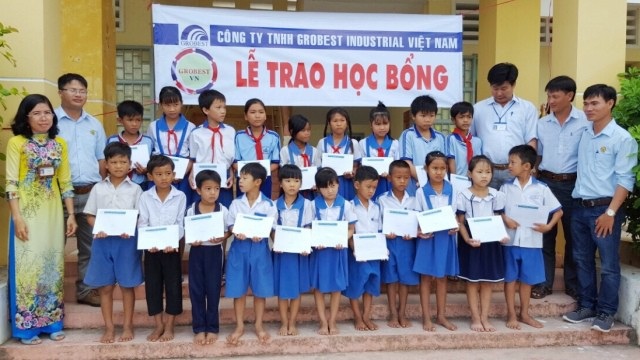 100 suất học bổng Grobest Việt Nam đến với học sinh nghèo Sóc Trăng - 2 Học bổng Grobest Việt Nam đến với học sinh Trường Tiểu học Vĩnh Hiệp 1.