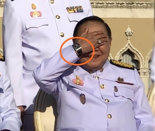 Nói đồng hồ sang là đồ mượn, Phó Thủ tướng Thái Lan không từ chức - 2 Bức ảnh Phó Thủ tướng Prawit lấy tay che nắng vô tình để lộ đồng hồ sang và nhẫn kim cương (Ảnh: Bangkok Post)