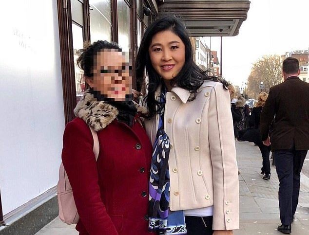 Thái Lan xác nhận bà Yingluck đang ở Anh - 1 Bà Yingluck chụp ảnh cùng người phụ nữ áo đỏ ở London (Ảnh: Nation)