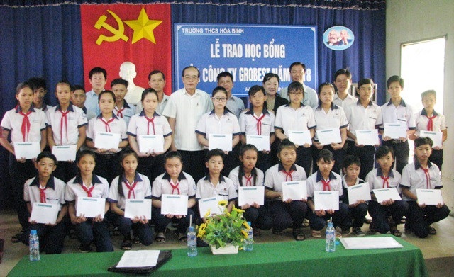Trao 110 suất học bổng Grobest đến học sinh nghèo Bạc Liêu - 2 Trao học bổng Grobest cho học sinh Trường THCS Hòa Bình.