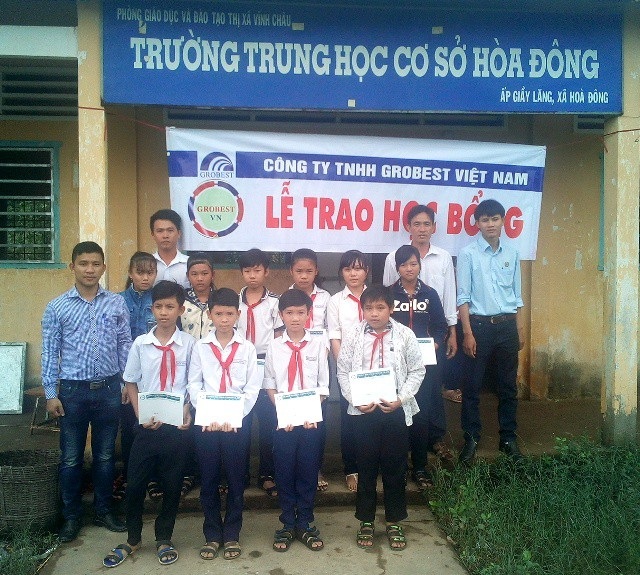 Trao 220 suất học bổng Grobest đến học sinh nghèo Sóc Trăng - 6 Học sinh trường THCS Hòa Đông (thị xã Vĩnh Châu) nhận học bổng của Công ty Grobest Việt Nam.