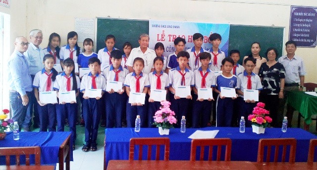 Trao 110 suất học bổng Grobest đến học sinh nghèo Bạc Liêu - 1 Đại diện Công ty Grobest, Hội Khuyến học tỉnh Bạc Liêu,... cùng trao học bổng đến học sinh Trường THCS Long Thạnh.