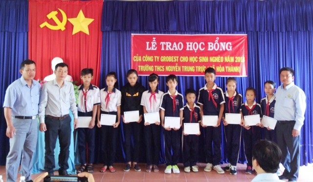 Trao 120 suất học bổng Grobest Việt Nam đến học sinh nghèo Cà Mau - 4 Đại diện Công ty Grobest tại Cà Mau trao học bổng đến học sinh Trường THCS Nguyễn Trung Trực.