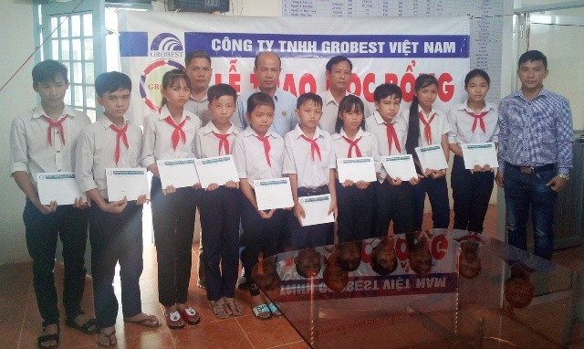Trao 220 suất học bổng Grobest đến học sinh nghèo Sóc Trăng - 3 Đại diện Công ty Grobest Việt Nam trao học bổng cho học sinh trường THCS Phú Hữu (huyện Long Phú).