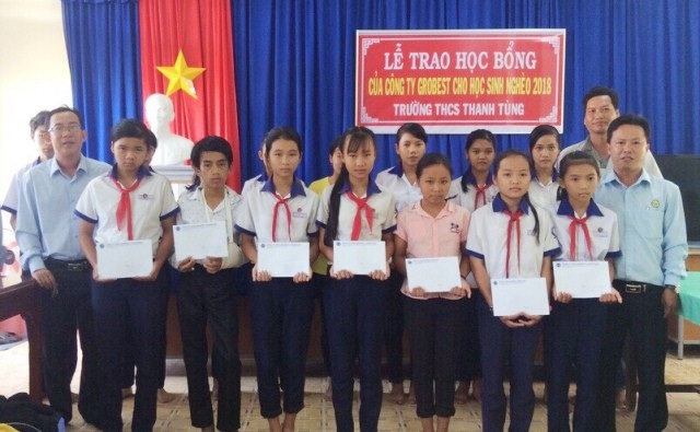 Trao 120 suất học bổng Grobest Việt Nam đến học sinh nghèo Cà Mau - 8 Đại diện Công ty Grobest tại khu vực Cà Mau trao học bổng đến các em học sinh Trường THCS Thanh Tùng.