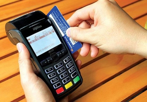 Vay qua thẻ tối đa 1 tỷ đồng, rút ngoại tệ tại nước ngoài 30 triệu đồng - 1
Ngân hàng Nhà nước vừa ban hành quy định hạn mức tín dụng cấp cho chủ thẻ tối đa là 1 tỷ đồng đối với trường hợp phát hành thẻ tín dụng có tài sản bảo đảm
