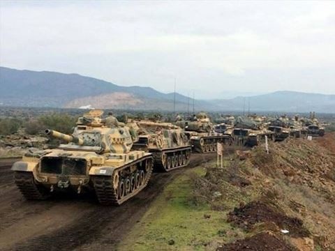 Một đoàn xe tăng Thổ Nhĩ Kỳ rầm rập tiến đến, áp sát biên giới Syria - 1
Một đoàn xe tăng của Thổ Nhĩ Kỳ được nhìn thấy ở biên giới Syria, ngày 21-1-2018