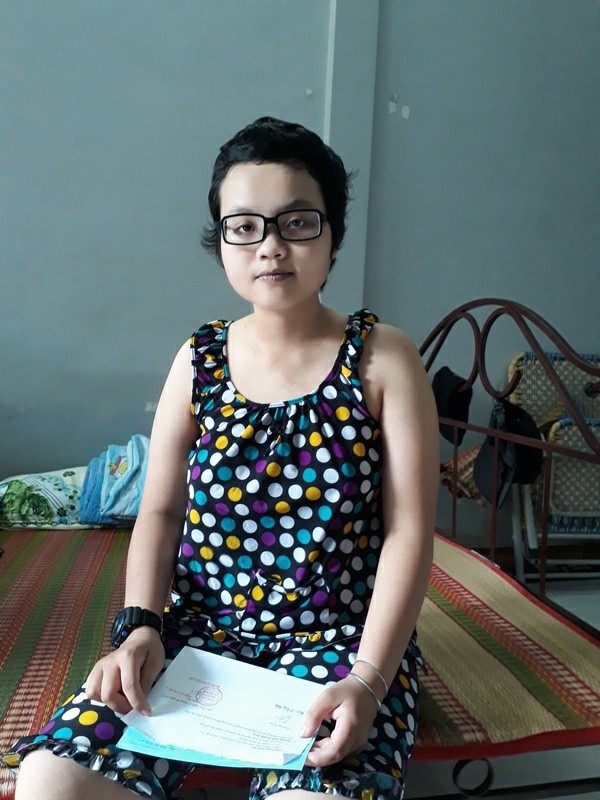 Cha bỏ đi, mẹ qua đời, cô gái nhỏ một mình chống chọi với bệnh ung thư - 2 Mặc dù phải trải qua nhiều bất hạnh nhưng Thy luôn cố gắng vươn lên trong cuộc sống