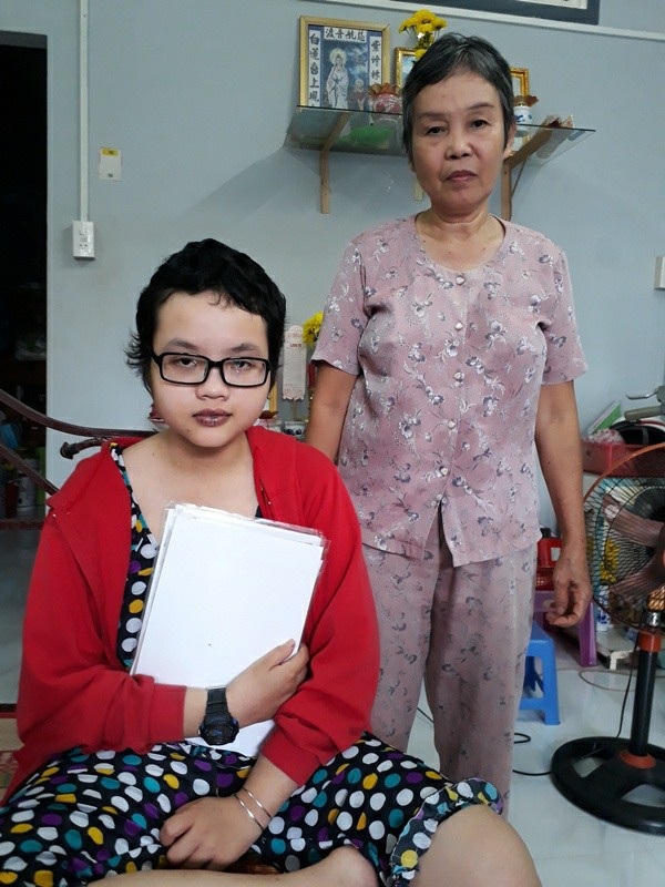 Cha bỏ đi, mẹ qua đời, cô gái nhỏ một mình chống chọi với bệnh ung thư - 4 Bị bệnh nên môi em Thy lúc nào cũng bị tím bầm. Hiện đang sống chung với người dì nhưng dì là chị gái của mẹ em.
