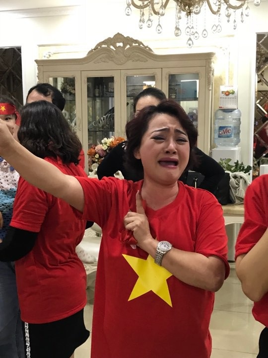 Nhiều nghệ sĩ khóc nức nở khi U23 Việt Nam giành chiến thắng - 2 Trà My khóc nghẹn vì vui sướng.