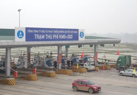 Cấm đỗ xe tại trạm thu phí: Sáng kiến hay “tối kiến”? - 1 Việc cấm đỗ xe quá 5 phút tại trạm thu phí khiến dư luận phản ứng, không đồng tình