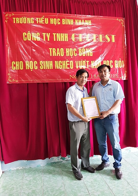 Grobest Việt Nam trao 70 suất học bổng đến học sinh nghèo huyện Cần Giờ - 3 Thầy Đặng Thái Bình (bên trái) - Hiệu trưởng Trường Tiểu học Bình Khánh cảm ơn các nhà tài trợ và Báo Dân Trí