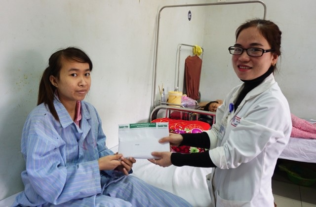Trao gần 59 triệu đồng đến người mẹ suy thận sinh con thiếu tháng - 1 Bác sỹ Nguyễn Thị Thùy Linh, Khoa Nội thận – Tiết niệu – Lọc máu, Bệnh viện đa khoa Nghệ An trao số tiền bạn đọc báo Dân trí ủng hộ tới em Mai Thị Lan