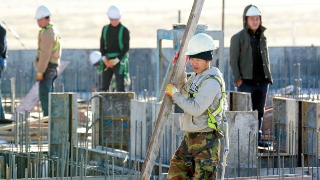 Triều Tiên xoay xở ra sao giữa “tâm bão” trừng phạt? - 4 Lao động Triều Tiên tại một công trường ở Mông Cổ. (Ảnh: Getty)