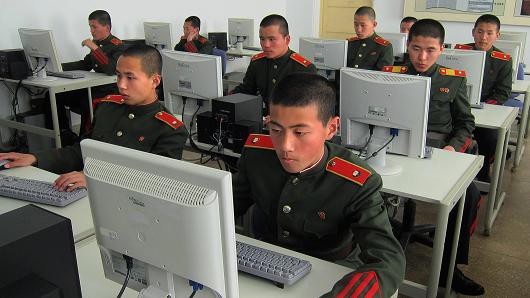 Cách hacker Triều Tiên đào trộm Bitcoin và chuyển về nước - 1 Sinh viên tại Trường Cách mạng Mangyongdae, Triều Tiên, làm việc trên máy tính. (Nguồn: CNBC)