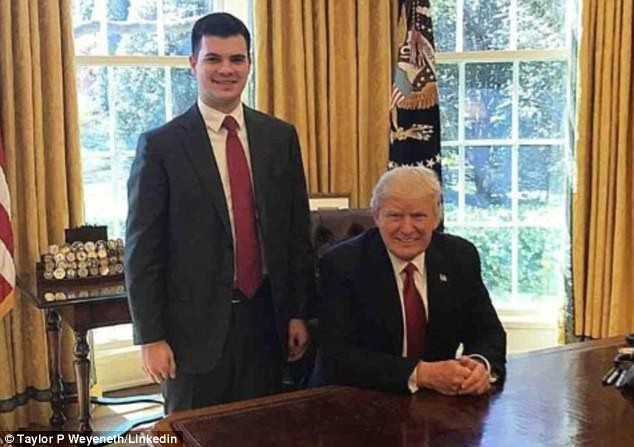 "Quan lộ thần tốc" của trợ lý 24 tuổi trong chính quyền Trump - 1 Taylor Weyeneth, Phó Chánh văn phòng Cơ quan kiểm soát chính sách ma túy quốc gia Mỹ chụp ảnh cùng Tổng thống Mỹ Donald Trump. (Ảnh: Taylor Weyeneth/Linkedin)
