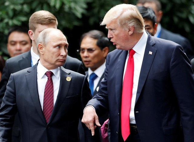 Tổng thống Trump - Putin: "Niềm tin" đặt nhầm chỗ? - 2 Tổng thống Putin và người đồng cấp Mỹ Donald Trump trò chuyện trong một sự kiện tại APEC ở Đà Nẵng tháng 11/2017. (Ảnh: Reuters)