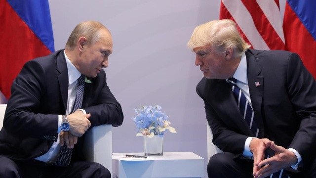 Tổng thống Trump - Putin: "Niềm tin" đặt nhầm chỗ? - 1 Tổng thống Trump và Tổng thống Putin gặp nhau bên lề hội nghị G20 tại Đức hồi tháng 7/2017 (Ảnh: Reuters)